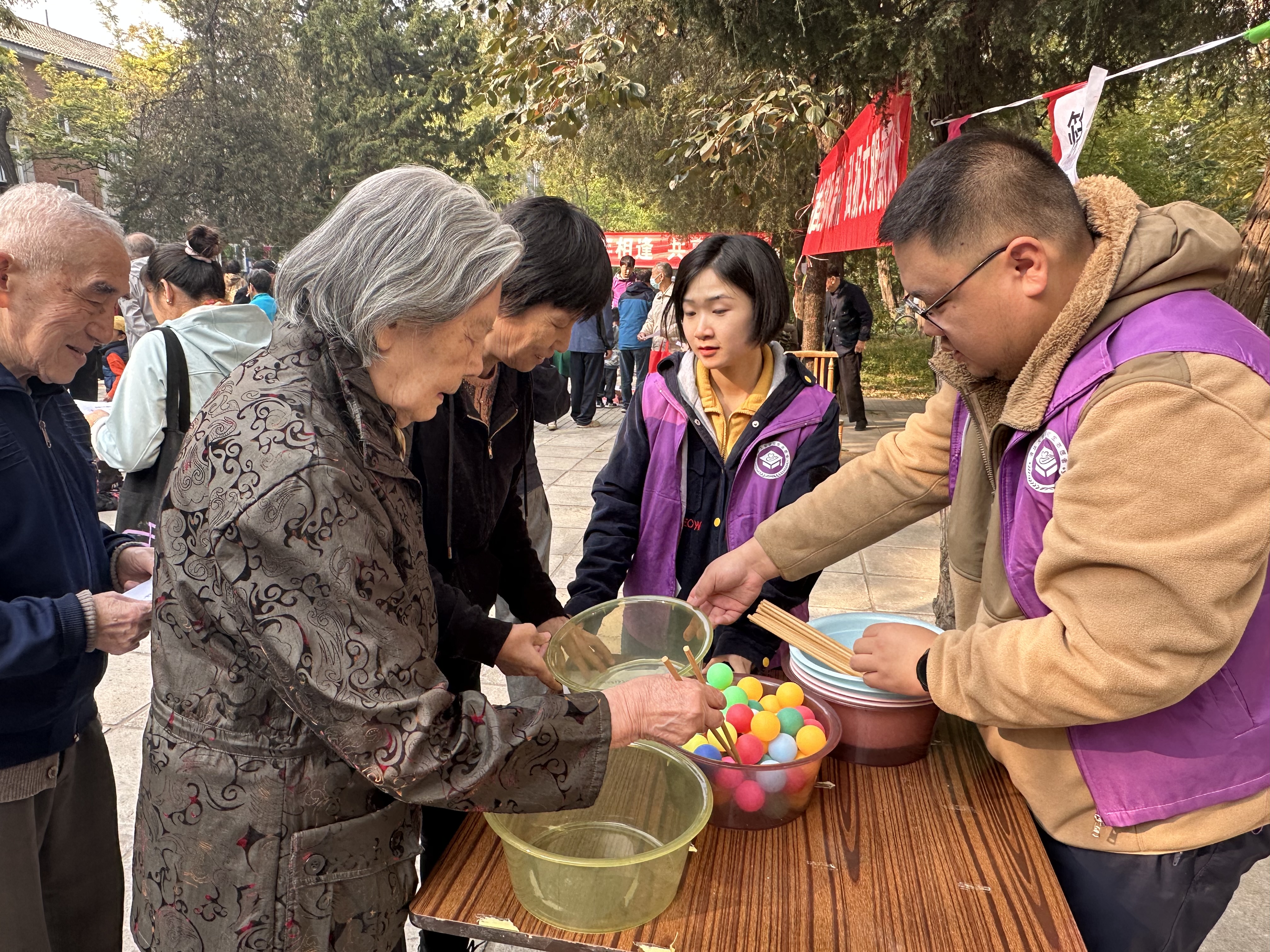 20231023-重阳节“传承温暖，敬老爱老”活动-胡益玮-志愿者服务老人们开展趣味运动会.jpg