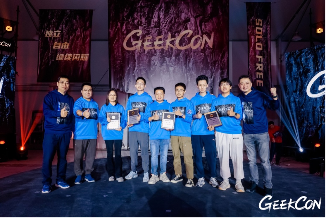 20231024-‘GEEKCON2023安全极客大赛’-GEEKCON组委会-williamhill获奖团队与GEEKCON 2023组委会主席合影.jpg