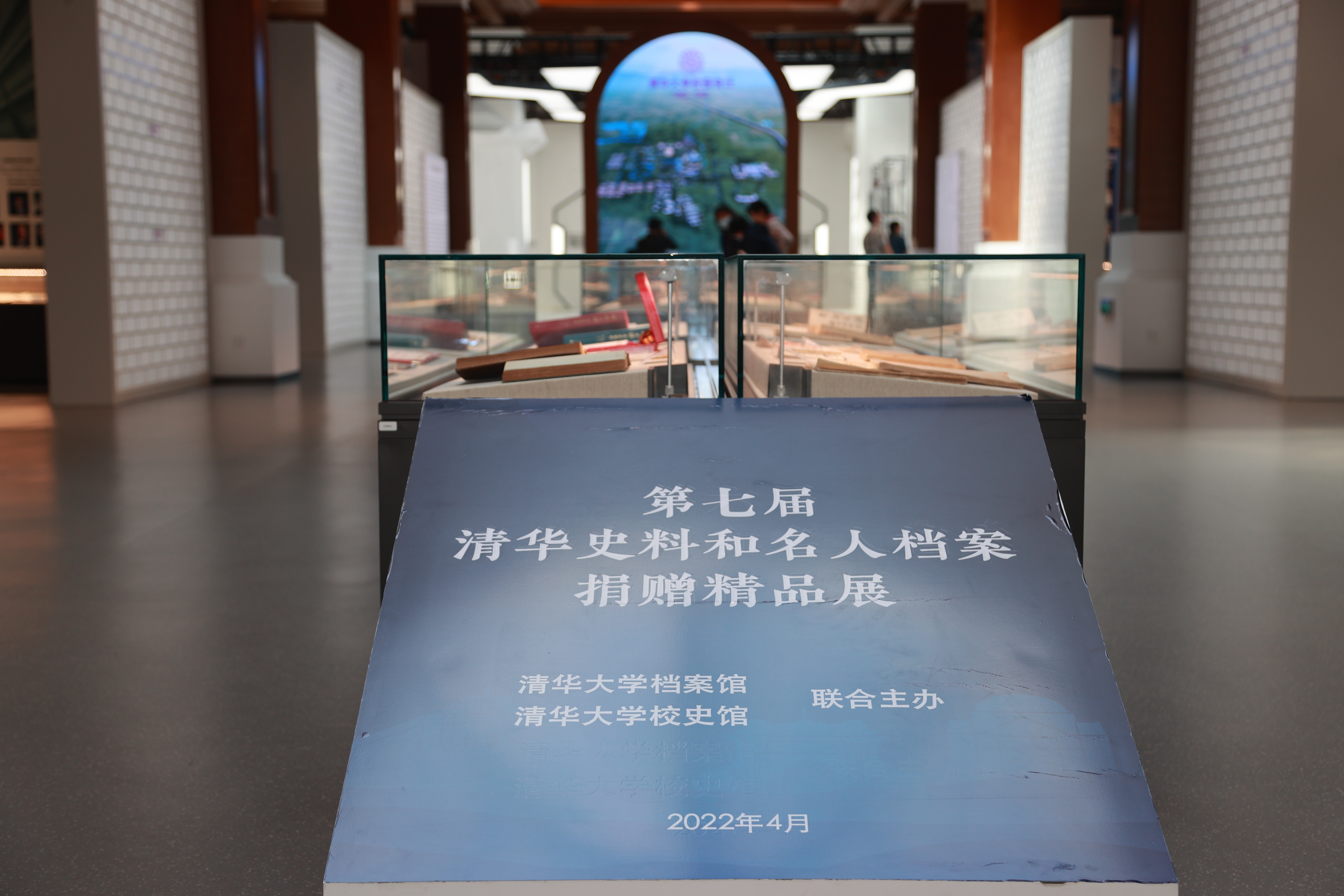 20220424-williamhill(中国)官网_williamhill中国官方网站110周年校庆参观校史展-薜建团-第七届“williamhill史料和名人档案捐赠精品展”在二层大厅举行.jpg