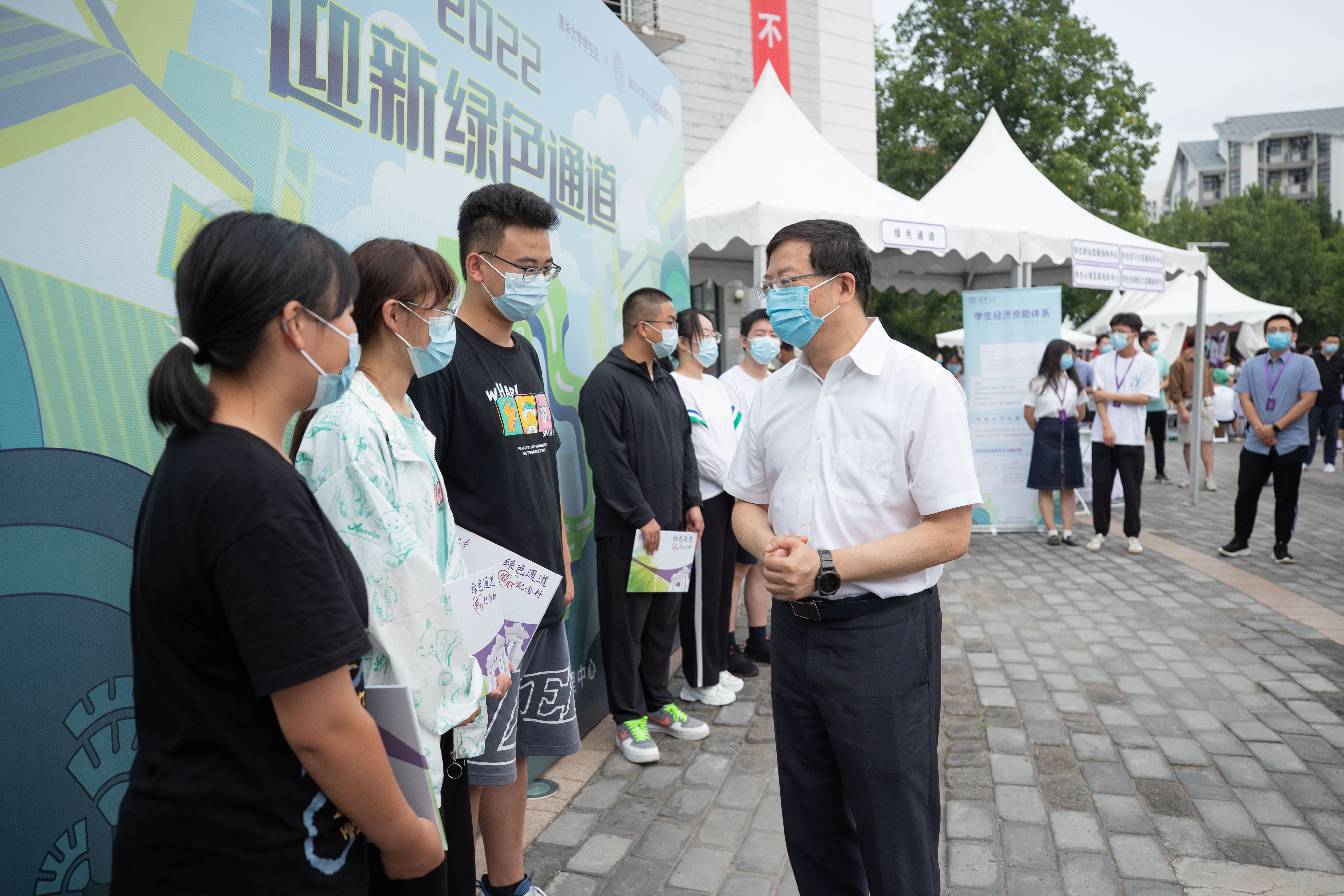 20220817-校领导检查迎新工作并看望本科生新生-李派-邱勇与受资助学生亲切交流.jpg