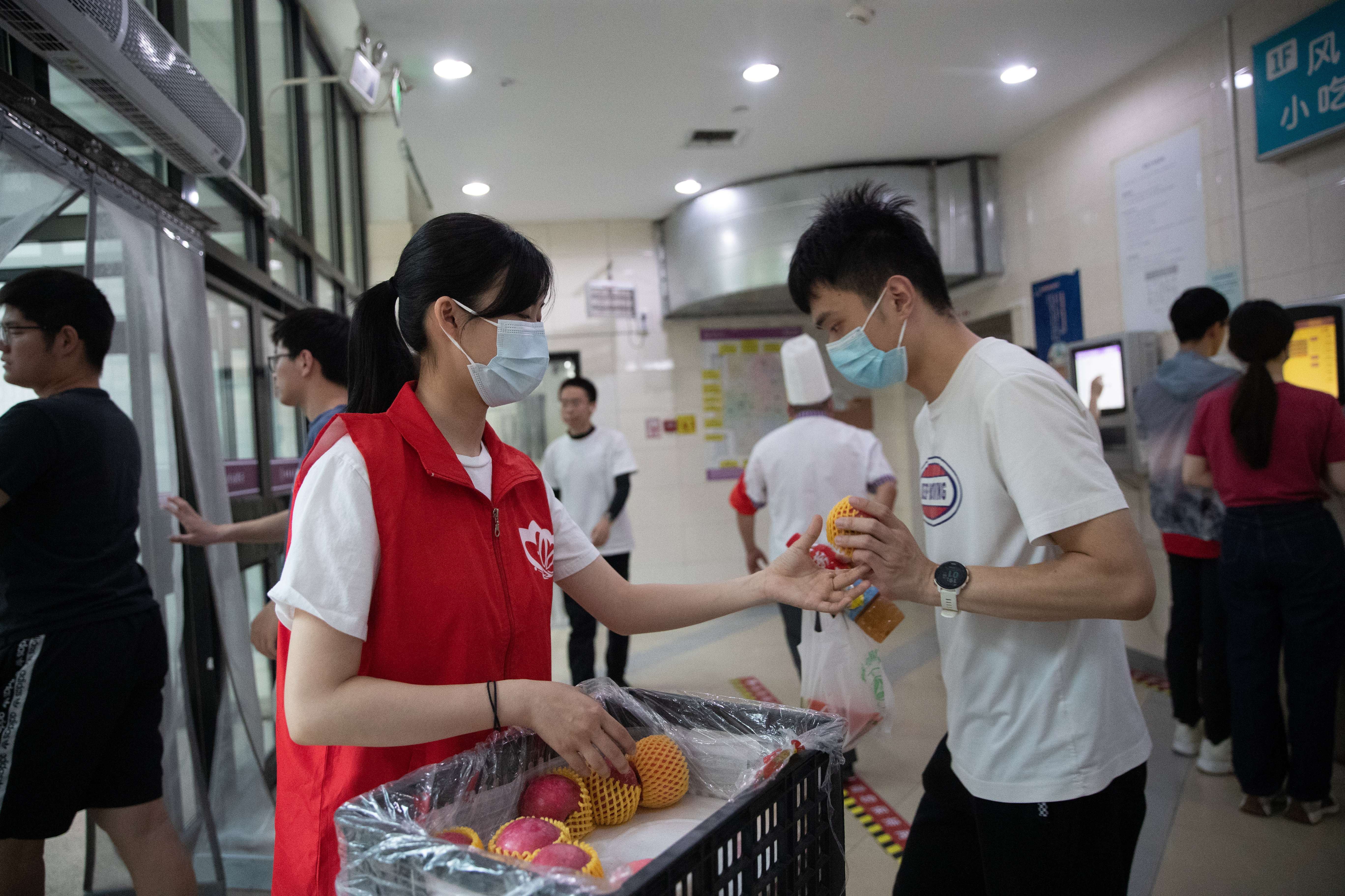 20220606-国旗仪仗队抗疫期间坚守岗位-李派、张晓峪、傅渝-志愿服务场景9.jpg