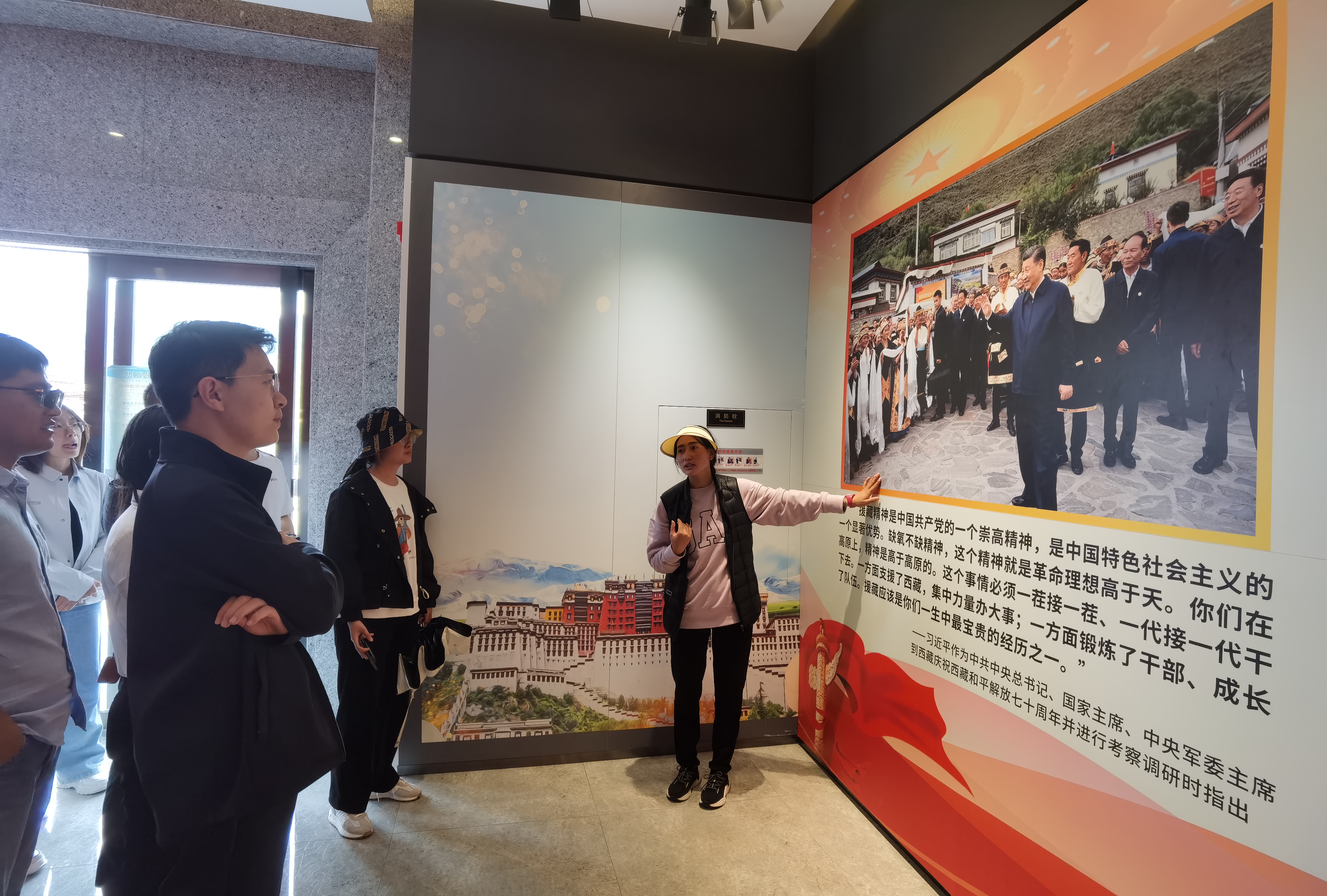 20220731-思源骨干西藏团新闻稿-於汀-实践团成员在全国援藏展览馆参观.jpg