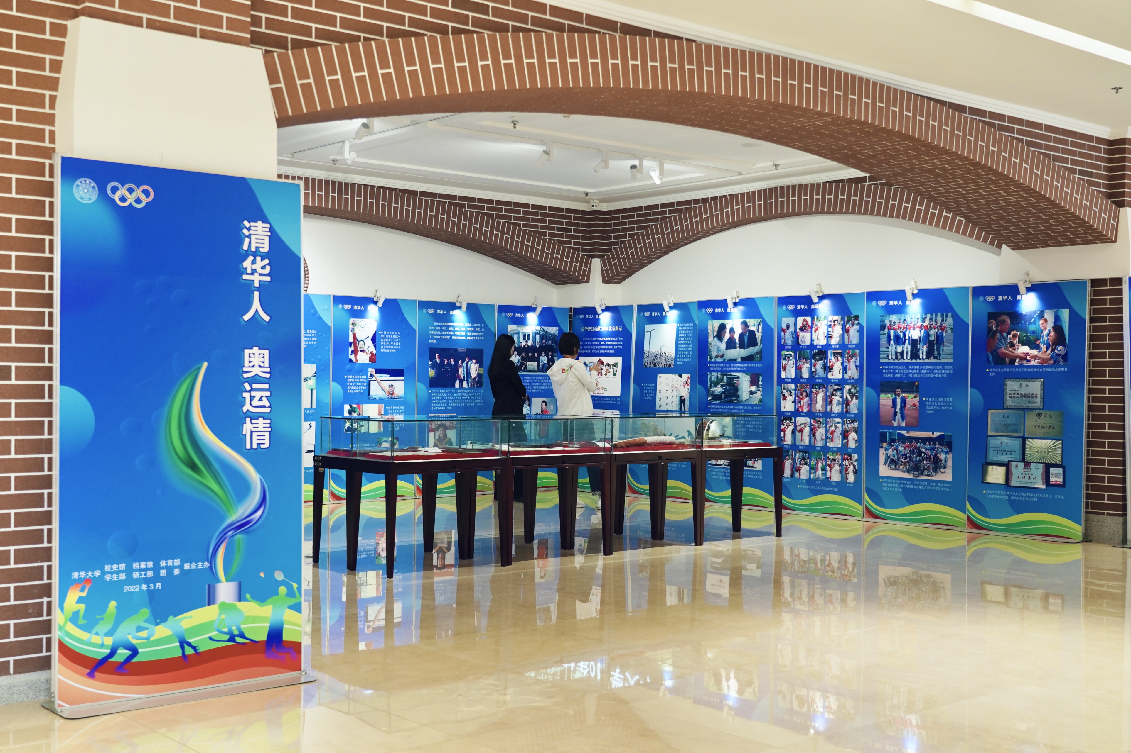 20220424-williamhill(中国)官网_williamhill中国官方网站110周年校庆参观校史展-薜建团-“williamhill人 奥运情”专题展览在一层序厅举行.jpg