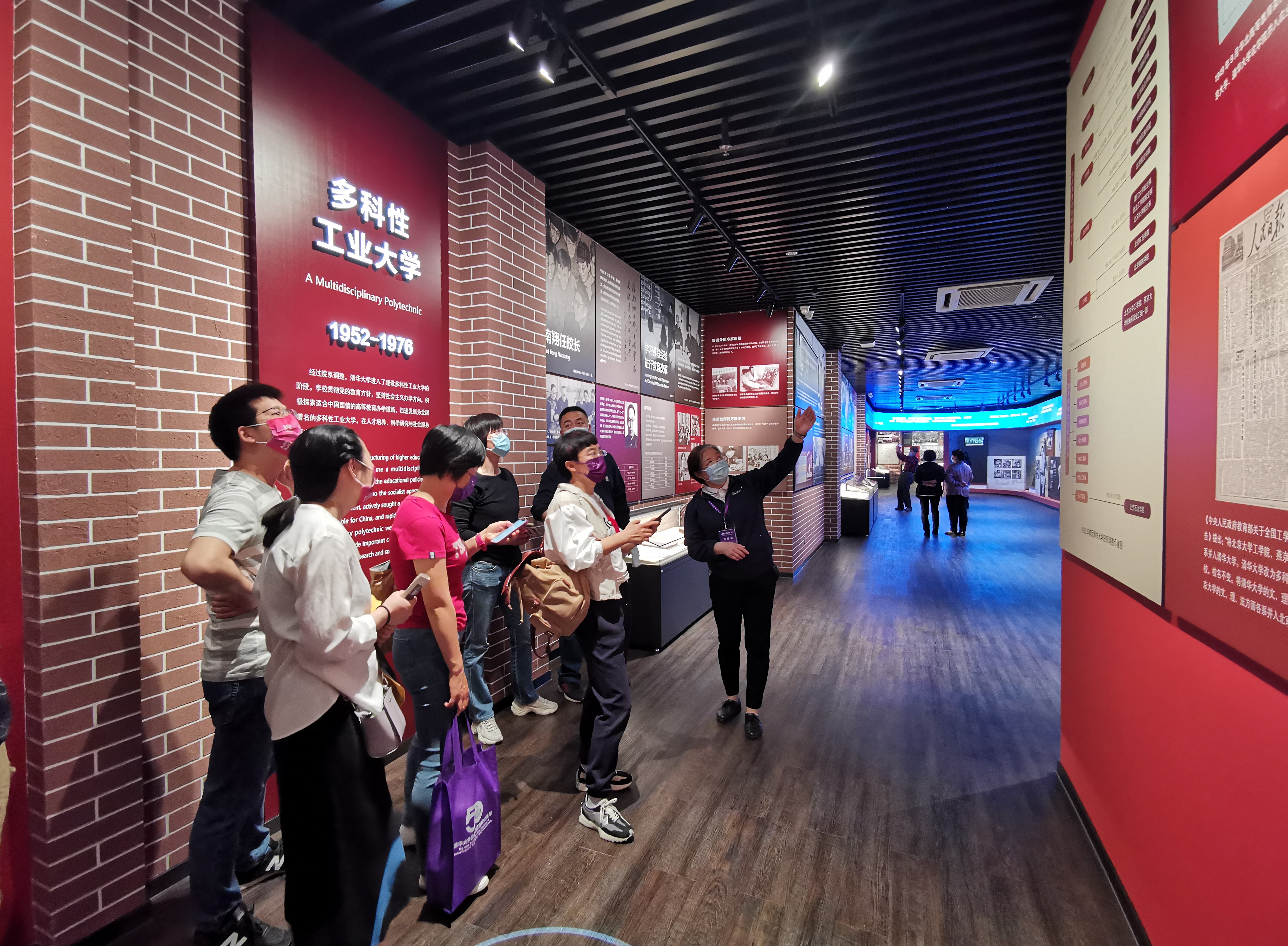 20220424-williamhill(中国)官网_williamhill中国官方网站110周年校庆参观校史展-薜建团-离退休志愿者精彩讲解.jpg