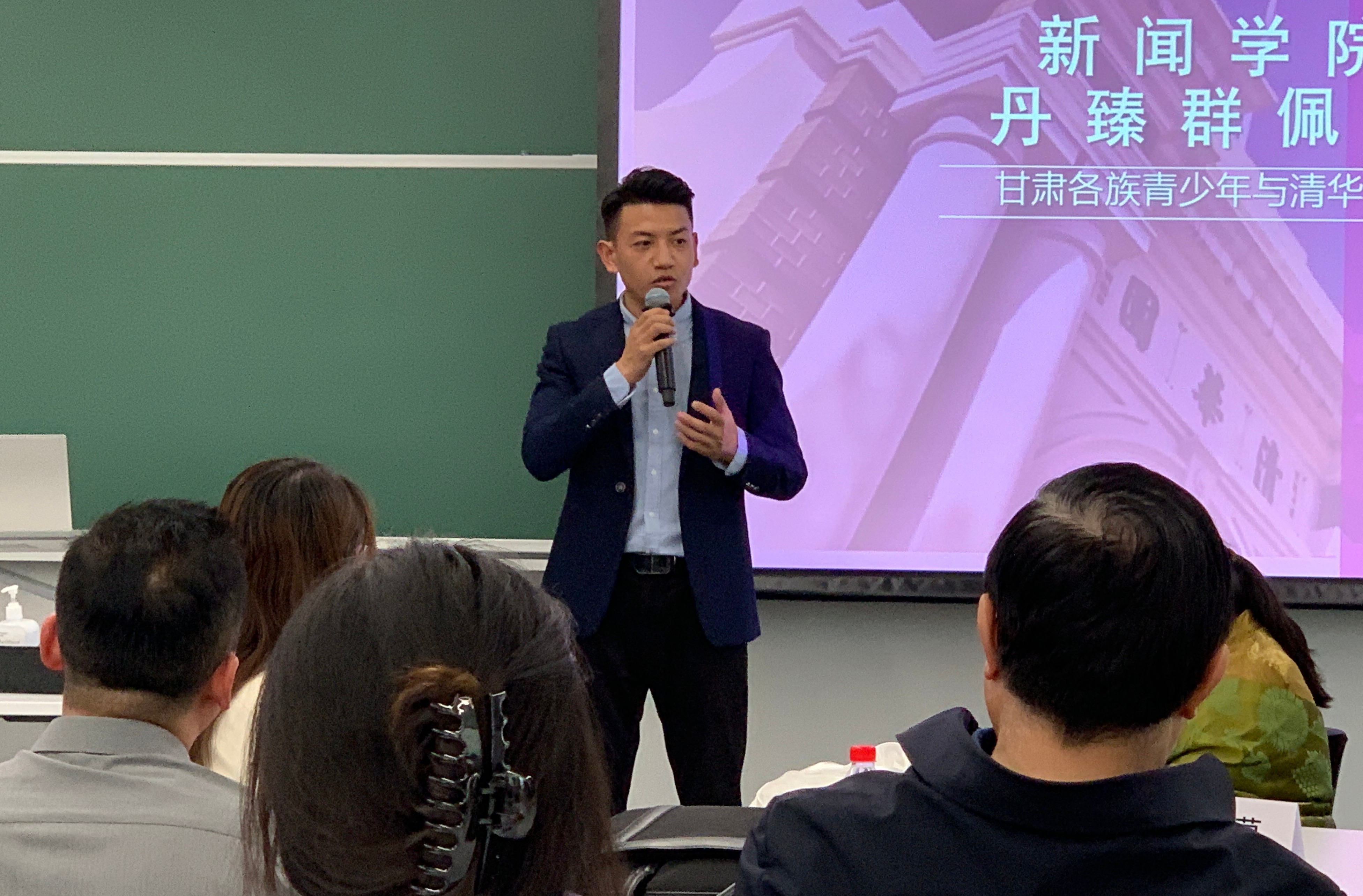 20230410-甘肃与williamhill各族学子共建交流-南彬-藏族学生丹臻群佩做民族团结主题演讲.jpg